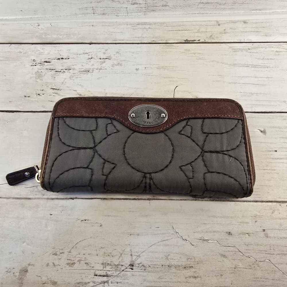 Fossil Key-Per Gray Quilted Canvas Leather Zip Around Wallet Brown Trim Floral